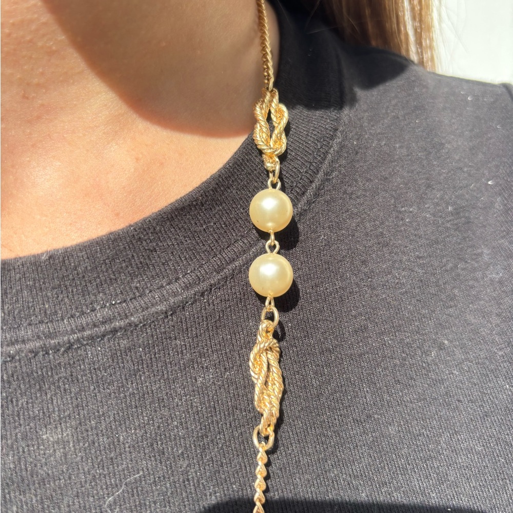 Elegant Gold and Pearl Necklace